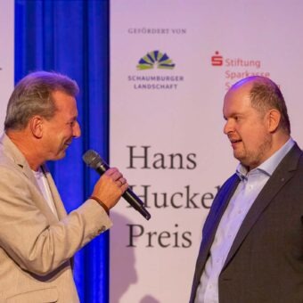 Frank Suchland und Florian Kottmair auf der Bühne beim Hans-Huckebein-Preis 2026