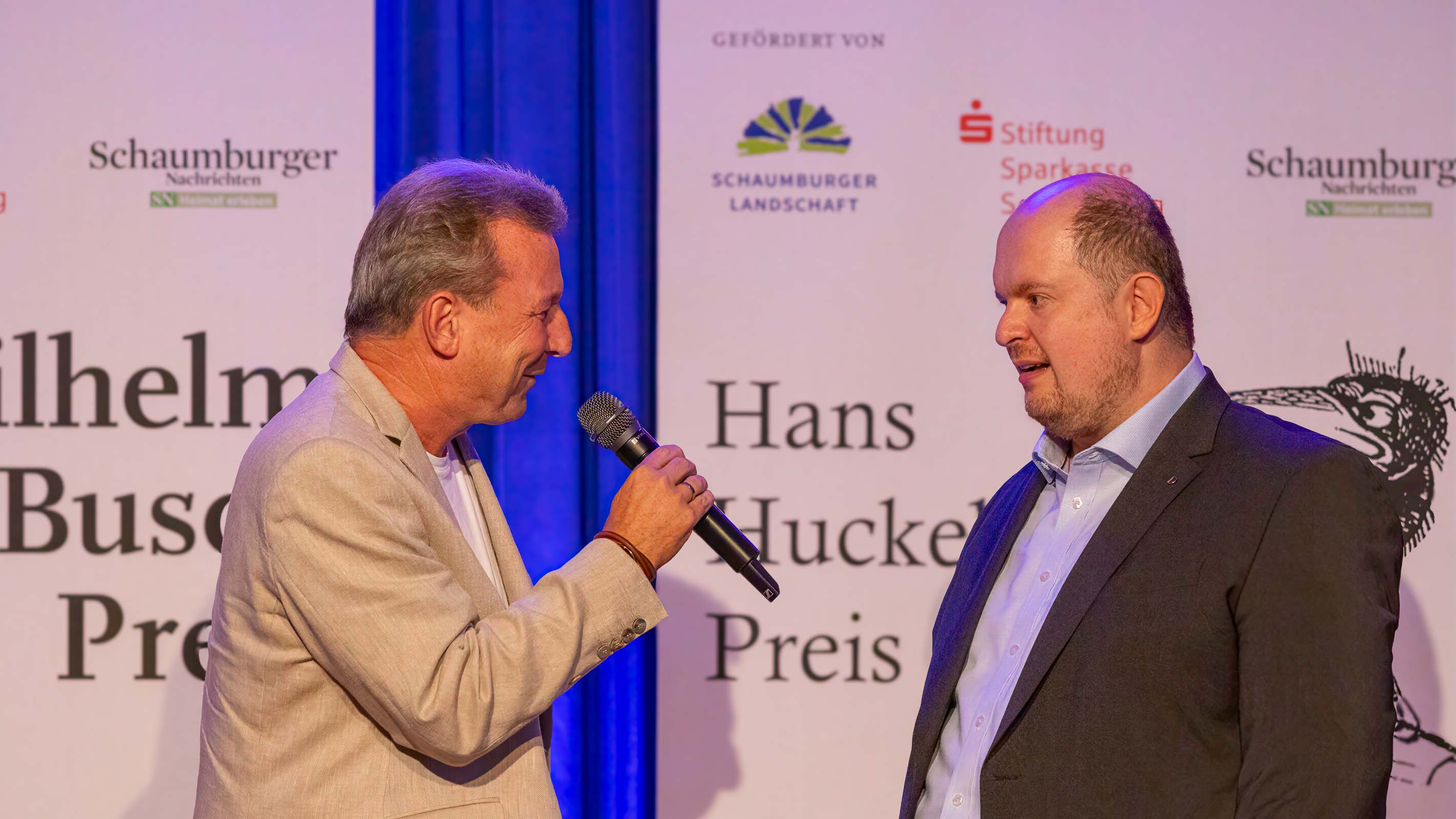 Frank Suchland und Florian Kottmair auf der Bühne beim Hans-Huckebein-Preis 2026