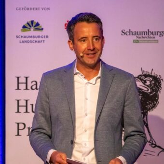 Moderator Jan Starkebaum beim Hans-Huckebein-Preis 2026