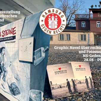 Schlüsselbild der Doppelausstellung: links die Wandgestaltung zur Graphic Novel „Drei Steine“, rechts ein Foto des Torhauses der Gedenkstätte Buchenwald, dazwischen das Logo „Hamburg gegen Rechts“ und die Laufzeit 28.08.–09.10.2026.